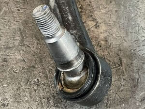 Приступаем к ремонту рычагов BYD Leopard 3, снимаем пыльныки