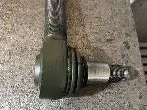 Окрашиваем наконечники рулевых тяг тягача OSHKOSH