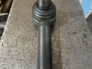 Окрашиваем наконечники рулевых тяг тягача OSHKOSH