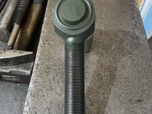 Окрашиваем наконечники рулевых тяг тягача OSHKOSH