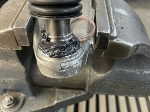 Наносим смазку и устанавливаем пыльники на рычаги Lincoln MKX