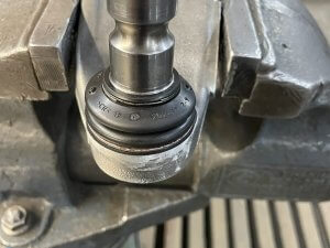 Наносим смазку и устанавливаем пыльники на рычаги Lincoln MKX