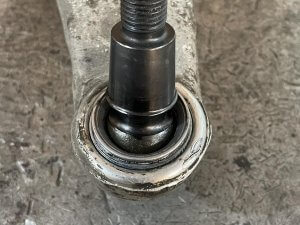 Приступаем к ремонту рычага Maserati Levante, снимаем пыльныки