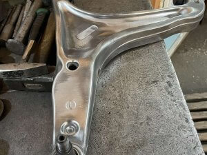 Очищаем рычаг Maserati Levante