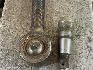 Наконечники тягача ОШКОШ разобраны