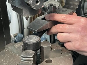 Раскрываем шаровую опору в рычаге BYD Leopard 3