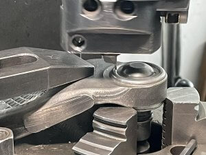 Приступаем к ремонту рычагов Lincoln MKX. Раскрываем шаровые опоры