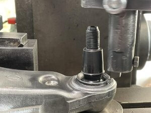 Приступаем к разборке рычага Мазерати Леванте