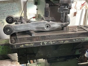 Раскрываем шаровую опору в рычаге Maserati Levante